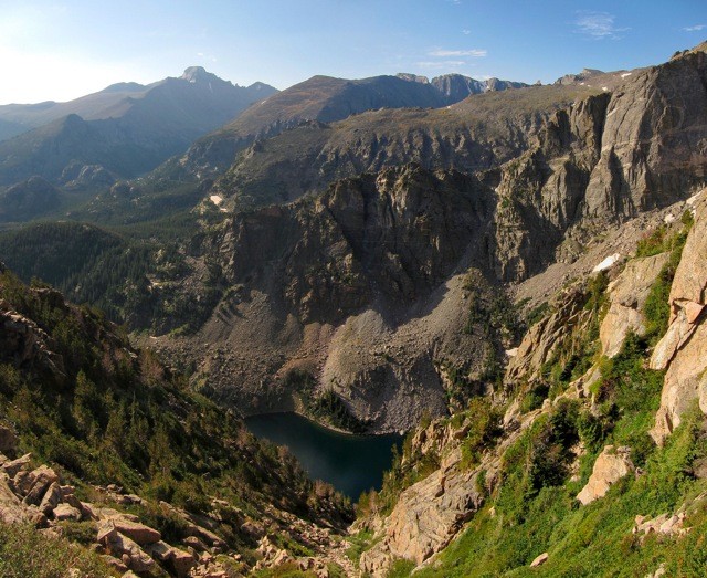 Widok górskiego siedliska Pika amerykańskiego, zrobiony z Flattop Mountain.